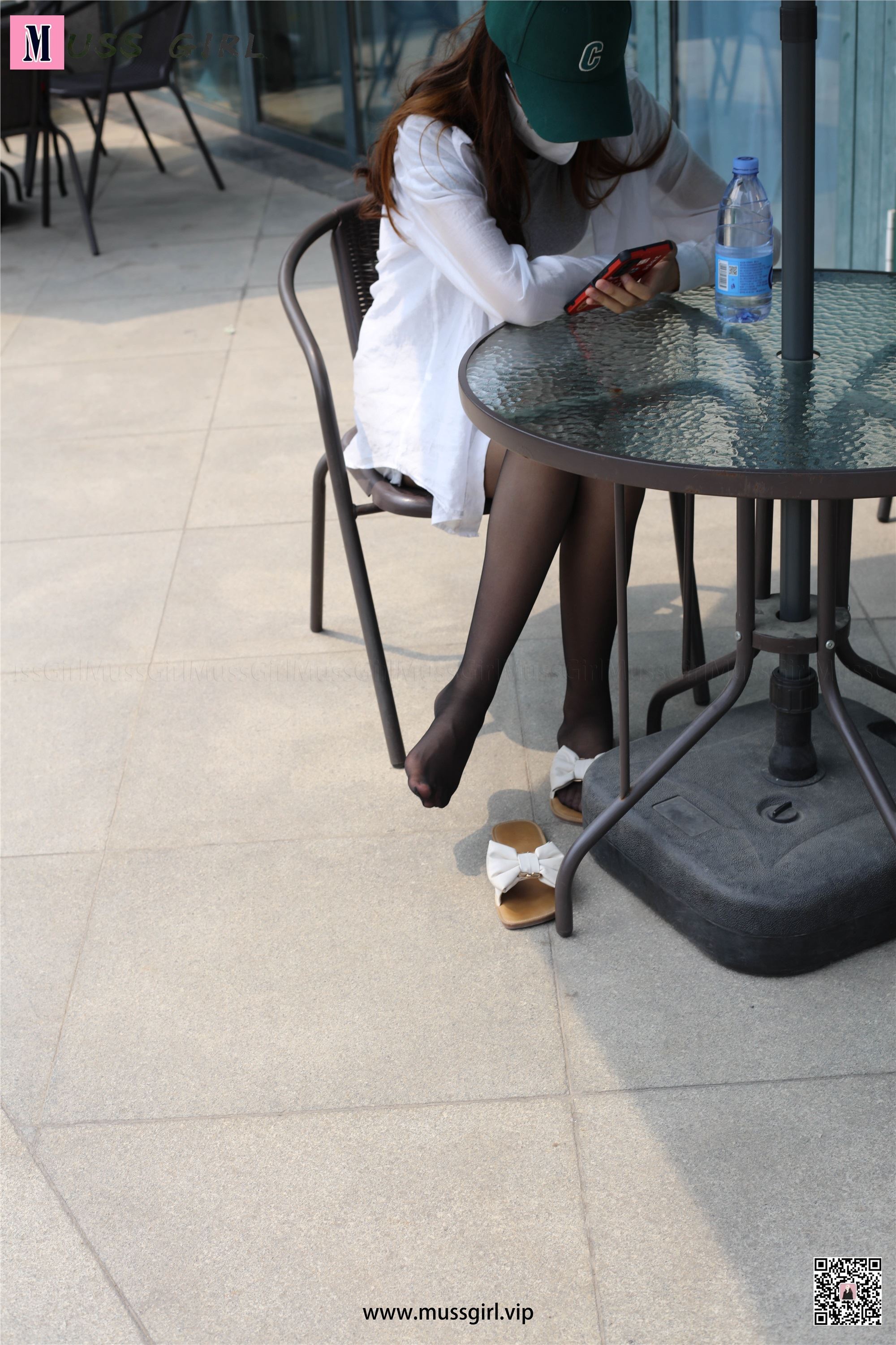 MussGirl慕丝女郎  NO.217 咖啡厅门前的热裤黑丝